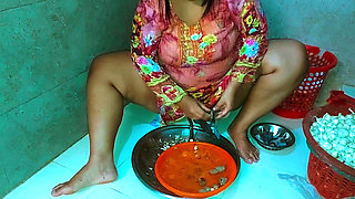 Desi Bhabhi gets tremendous orgasm in the kitchen when I do her cooking