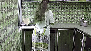 Indian Desi Aunty kitchen mai kam kr rahi thi pati ny a k Gand pakar li aur Bohat Chudai ki Gand phar d Hindi Audio Xxxxx Sex
