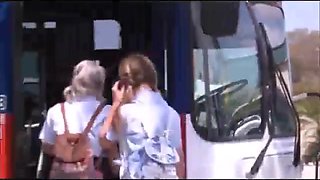 Jolie etudiante blonde se fait baiser dans un bus