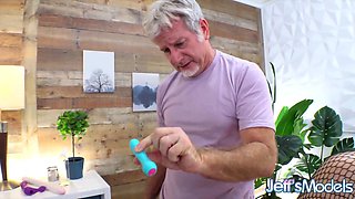 BBW Sasha Syren Sucks Masseur's Prick as He Toy Fucks Her Pussy