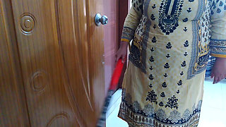 Office Boss Fuck a Arabian Muslim Maid When She Was Clean Office Room!