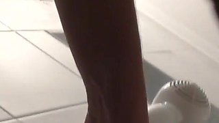 Pee and quickly blowjob in hotel toilet