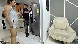 Service Technician Came To Repair The Refrigerator And His Payment Was With A Good Fuck Cum In My Pussy - Porn In Spanish