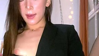 Naked amateur webcam girl fingering her pussy live on camera