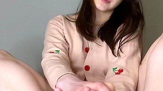 Cute amateur teen girl toying her pussy in bed on cam