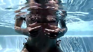 Seductive Hot MILF Sofie Marie Masturbates Solo Underwater