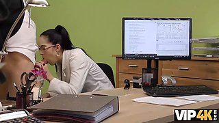Vip4k. sweetheart esta lista para tener relaciones sexuales con un agente por dinero en efectivo directamente en la oficina