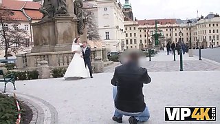 Vip4k. beauté en robe de mariée suce une nibble d'étrangers et se fait baiser