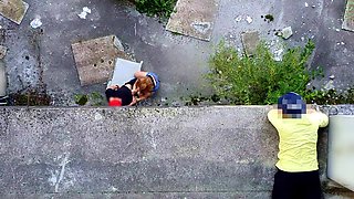 un voyeur espionne un couple baiser