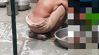 My elder stepbrother&#039;s housewife was completely naked today and the brother-in-law saw it.