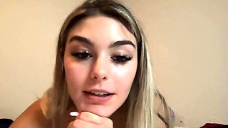 Webcam blonde Freundlich fucks a sex toy