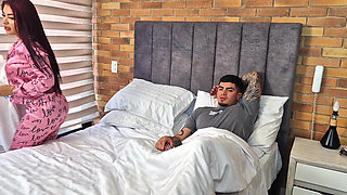 Sharing a bed with my best friend's girlfriend - she's so slutty that I eat that pink pussy