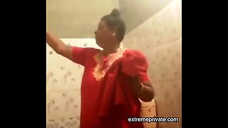 Desi aunty spied while washing her chubby body