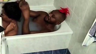 Le Couple Prend Son Bain