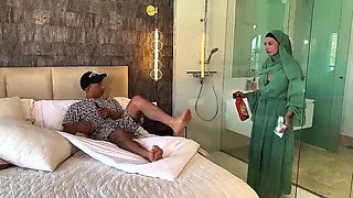 Hijab Cheating Wife Aaliyah Yasin Takes BBC Cum in Mouth Homemade