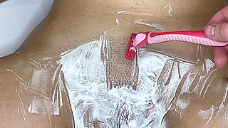 Hairy Pussy Shaving! Teen in a Bra!