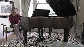 Glamour MILF foot fetish solo heart-stopping xxx clip