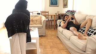 Muslim beauty craves cock in her mouth and sperm on lips