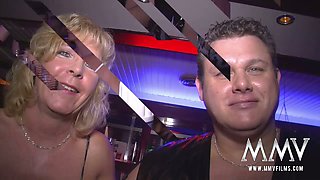 Swinger party featuring cougar chicks and perverted dudes