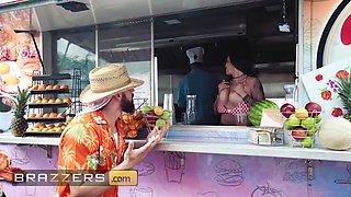 Brazzers - Anna Chambers gets kinky behind the counter and fucks James Angel in the food truck