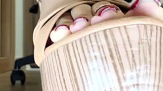 Amateur Foot Fetish Girlfriend Sucks and gives a Footjob