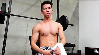 Amateur muscled hunk assfucks Asian stud