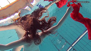 Sexy brunette college girl with white booty gets naked underwater