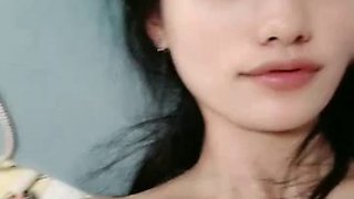 Stunning beauty! Jiao Didi is so sexy! The hairy cunt is rubbing like crazy, her expression is very lustful, daddy, fuck me quickly, fingering and fucking me live