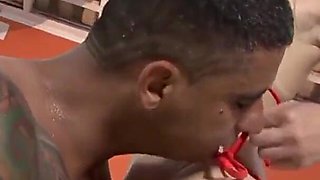 Regininha sucks and fucks a cock with her ass to get his warm cum