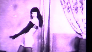 Sexy vintage MILF does her dancing show