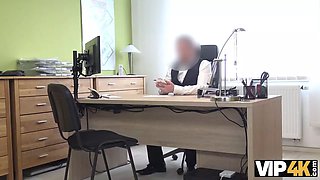 Vip4k. troia scopa con un agente di prestito per riparare la macchina del marito