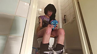 Pissing while playing on my telephone pt2