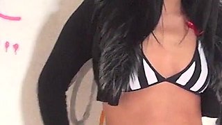 Solo Pee Girls Naomi Top Model with Epic Butt
