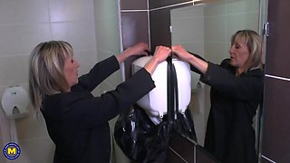 Skinny Mature Lady Has Hardcore Sex On The Toilet - MatureNL