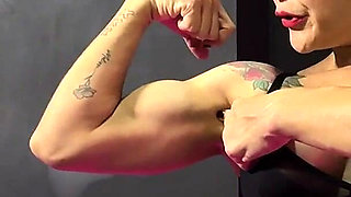 Anatomy Class, Biceps, Shoulders, and a Very Distracted Student Part 1