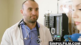 Towheaded stunner Kenzie Taylor inhaling medics thick rigid schlong