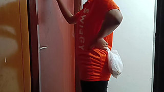 Bhooki Pyaasi Swiggy Delivery Girl Bache Ko V Nahi Choda