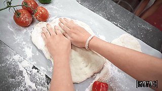 Tempting Culinary Delights with Serena Hill’s Irresistible Curves