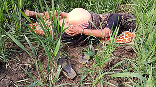 The Desi girl of the village, yearning for sex in the outdoor wheat field, is turning and turning and putting her fingers in her