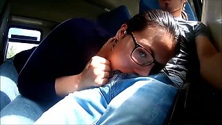 Cochonne à lunettes suce son mec dans le train !