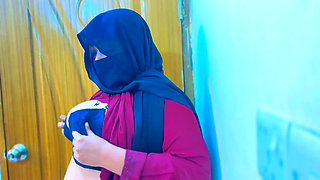 Egyptian Hot Maid Gets Super Horny & Start Masturbat in Office Room & Boss Start Handjob by Saw Her