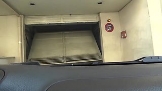 elle part a la chasse a la queue comme une affamée