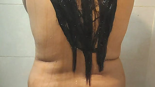 DESI HOT SEXY INDIAN BHABHI TAKING NUDE BATH