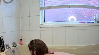 Amateur brunette teen in solo