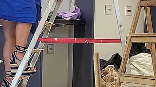 Electricist Foot Pervert Tricks Kiffa Worshipping Her Feet to Finish the Job