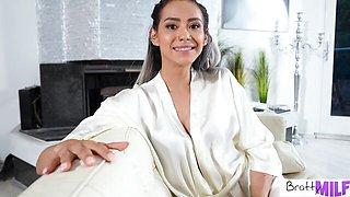 Dollish Veronica Leal at pornstar trailer