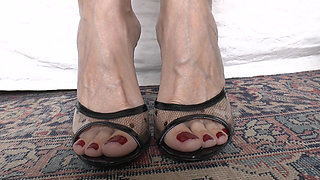 Mature, Sexy Feet in Sexy High-heeled Mules