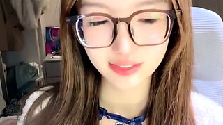 TikTokで話題の最新ダンス動画。メイクなしで