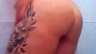 Hot Babe Masturbating in the Bath