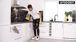 Watch easy-on-the-eyes Taylor Gunner's video